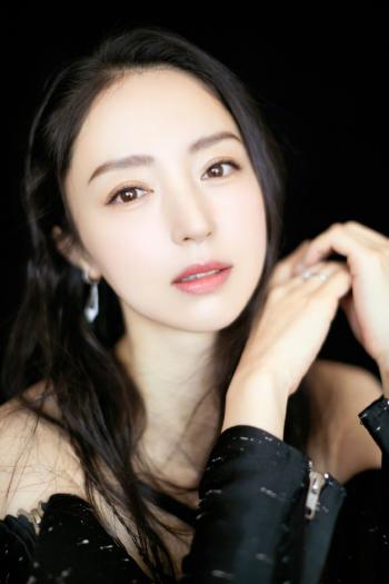 高清中国内地黑龙江省牡丹江影视女演员董璇白色的衣装粉嫩可爱电脑壁纸第2张