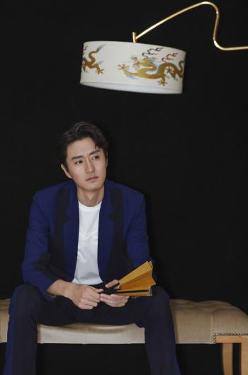 大陆北京人艺男演员杨玏儒雅帅气西装写真图片第4张