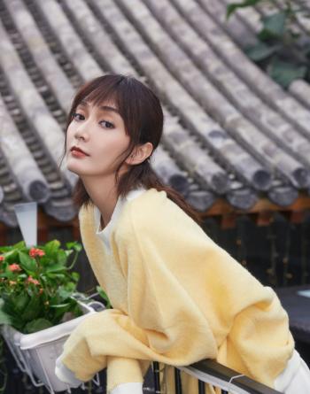 中国内地上海市长宁女演员气质美女潘之琳妩媚奔放车内性感美女写真图片第0张