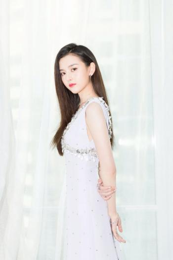 中国北京当代95后女演员宋祖儿民族风高清桌面壁纸第2张