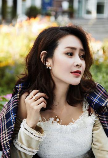 中国内地吉林省长春市南关女演员于明加Lorla气质美女明星床上调皮写真第0张