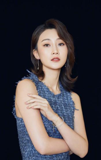中国内地辽宁省大连女演员林鹏休闲率性时尚街拍图片第0张