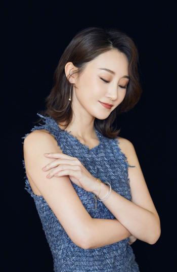 中国内地辽宁省大连女演员林鹏休闲率性时尚街拍图片第1张