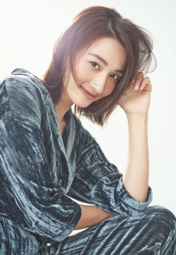 中国内地河北女演员冯文娟击剑服帅气性感图片第3张