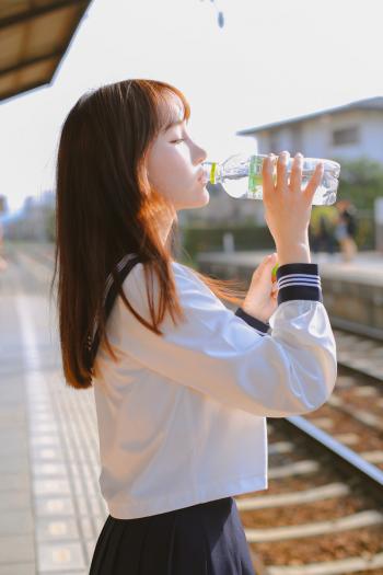 中国内地浙江临安女演员董琦复古休闲风机场照图片第2张