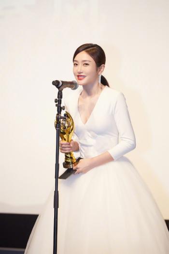 秦岚COSMO时尚美丽盛典优雅写真图片第4张