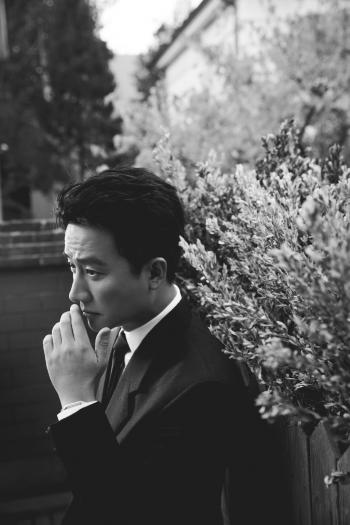 黄轩图片 黄轩深色西服儒雅帅气图片第0张