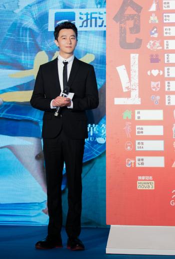 黄轩复古绅士范时尚杂志写真大片第6张