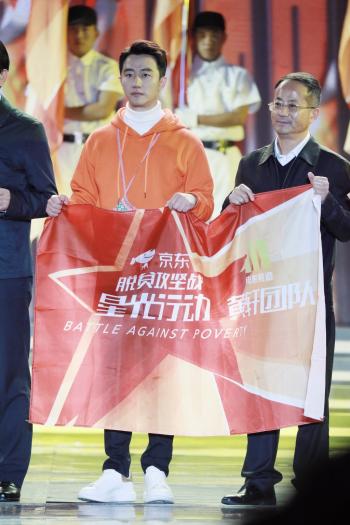 黄轩图片 黄轩深色西服儒雅帅气图片第2张