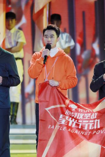 黄轩图片 黄轩深色西服儒雅帅气图片第3张