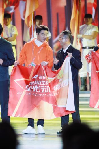 黄轩图片 黄轩深色西服儒雅帅气图片第4张