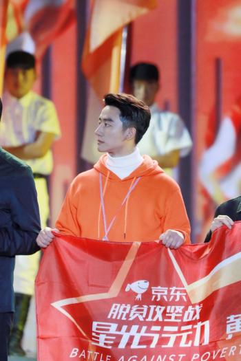 黄轩图片 黄轩深色西服儒雅帅气图片第5张