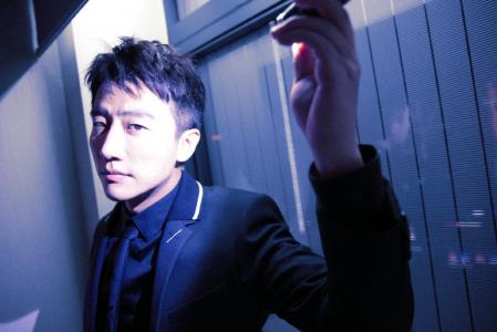 黄轩复古绅士范时尚杂志写真大片第2张