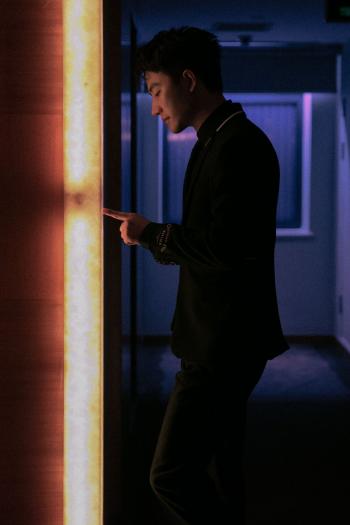 黄轩复古绅士范时尚杂志写真大片第5张