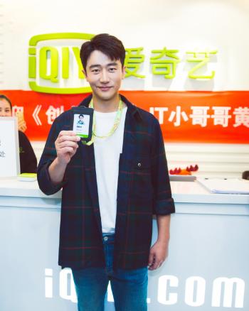 黄轩图片 黄轩深色西服儒雅帅气图片第0张