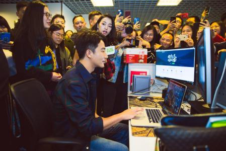 黄轩图片 黄轩深色西服儒雅帅气图片第2张