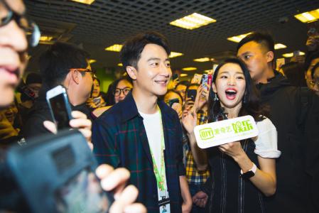 黄轩图片 黄轩深色西服儒雅帅气图片第4张