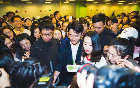 黄轩图片 黄轩深色西服儒雅帅气图片第5张