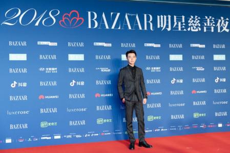 黄轩图片 黄轩深色西服儒雅帅气图片第5张
