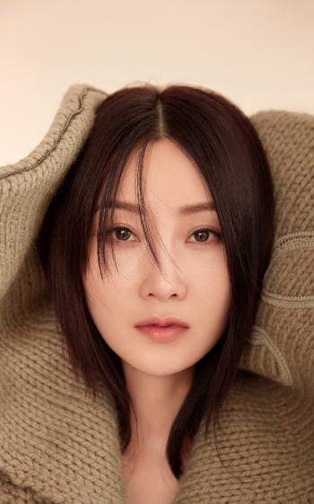 中国内地辽宁省大连女演员林鹏深V长裙气质典雅写真图片第2张