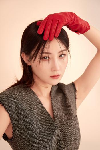 中国内地辽宁省大连女演员林鹏深V长裙气质典雅写真图片第3张