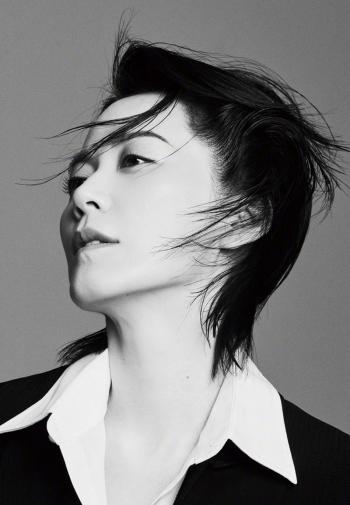 高清中国导演,演员俞飞鸿干练优雅时尚写真图片第1张