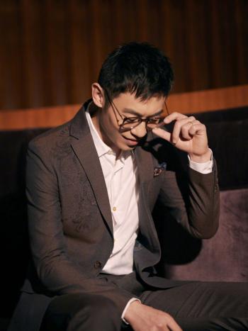 中国大陆江苏省盐城男演员朱亚文微博电影之夜西装图片第3张