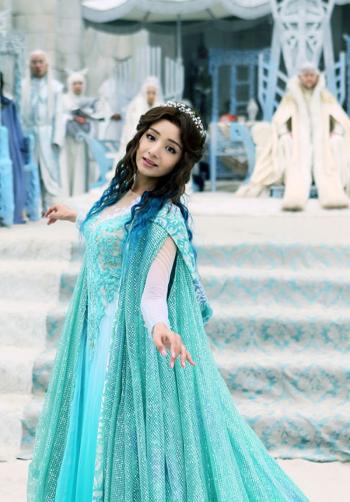 中国内地新疆乌鲁木齐女演员麦迪娜时尚写真桌面壁纸第0张