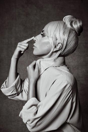 高清欧美美女LadyGaga抱狗登杂志封面时尚写真图片第5张