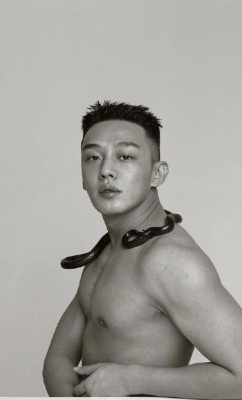 韩国大邱男演员刘亚仁酷帅撩人时尚写真大片第2张