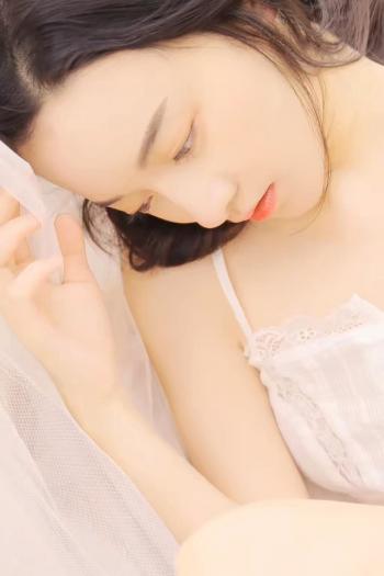中国北京当代95后女演员小哪吒宋祖儿时尚清新写真桌面壁纸第1张