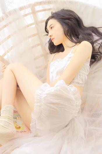 中国北京当代95后女演员小哪吒宋祖儿时尚清新写真桌面壁纸第2张