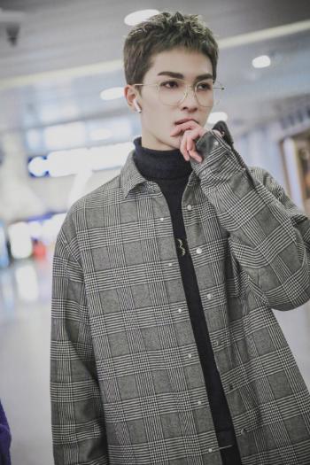 高清内陆男星朱正廷英伦风帅气桌面壁纸第5张