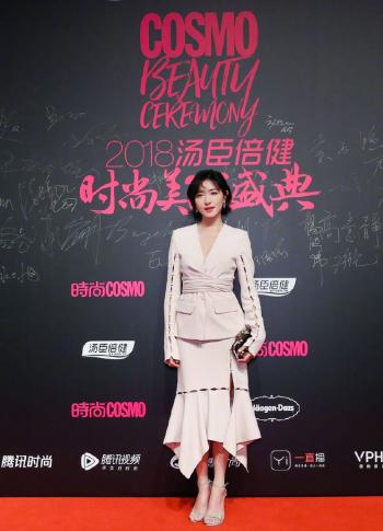 万茜OL装扮干练性感杂志写真图片第2张