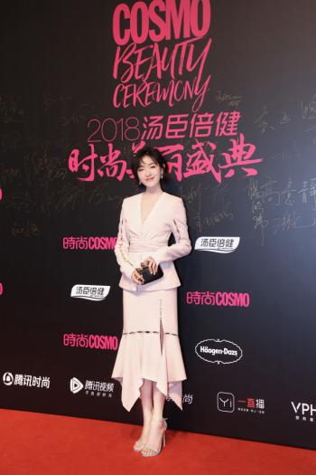 万茜优雅干练时尚写真图片第4张