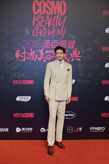杨烁图片  杨烁与宠物狗写真图片第0张