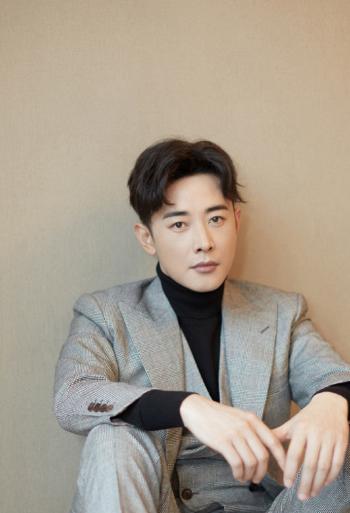 罗晋魅力型男冬日户外写真图片第3张