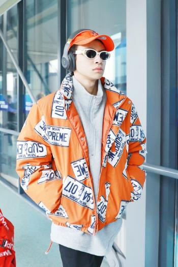 高清男明星小鬼王琳凯墨镜棒球帽机场图片第2张