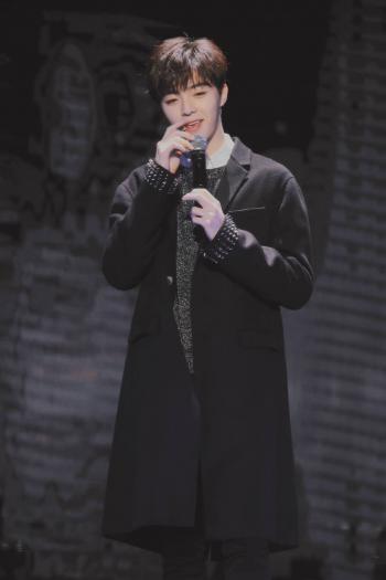 陈立农杂志封面写真高清图片第2张