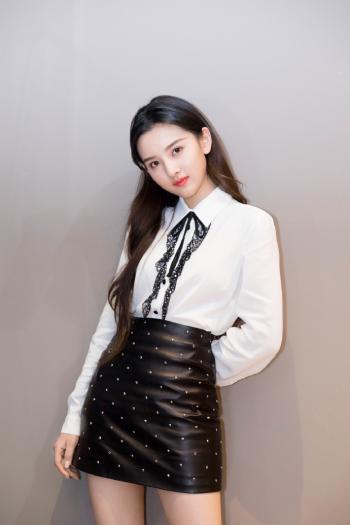 中国北京当代95后女演员小哪吒宋祖儿时尚清新写真桌面壁纸第2张