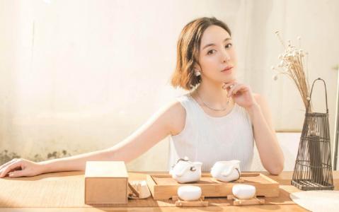 山东籍内地女演员吕佳容性感迷人写真桌面壁纸第0张