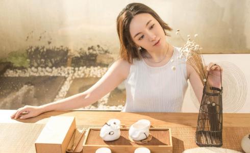 山东籍内地女演员吕佳容性感迷人写真桌面壁纸第1张