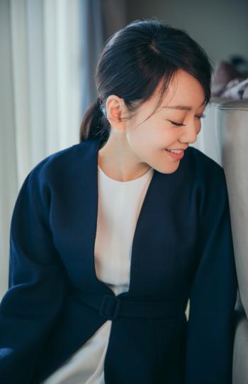 中国陕西西安影视女演员闫妮露背礼服性感御姐风写真图片第2张