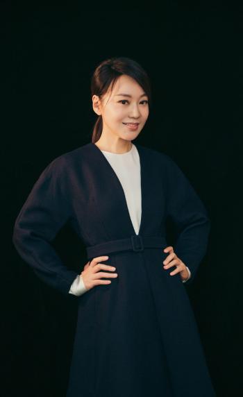 中国陕西西安影视女演员闫妮露背礼服性感御姐风写真图片第3张
