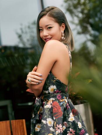 高清上海美女王菊亮红皮衣撩人写真图片第5张
