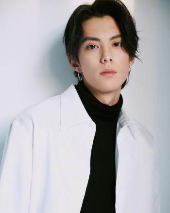 高清男性王鹤棣帅气不羁时尚写真图片第6张