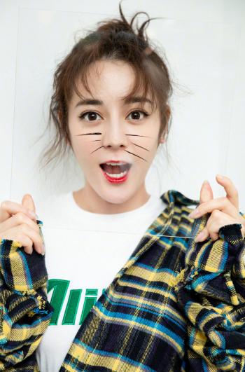 新疆乌鲁木齐美女演员迪丽热巴最新杂志写真图片第0张