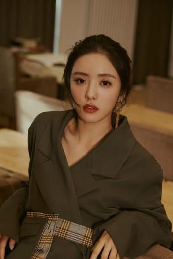 高清中国内地贵阳女演员新晋小花蔡文静百变风格时尚写真桌面壁纸第3张