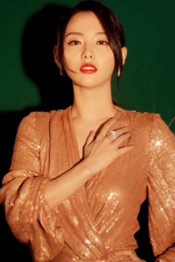 张嘉倪性感妩媚海边写真图片第3张