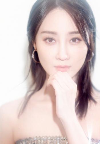 中国内地辽宁省大连女演员林鹏休闲率性时尚街拍图片第2张